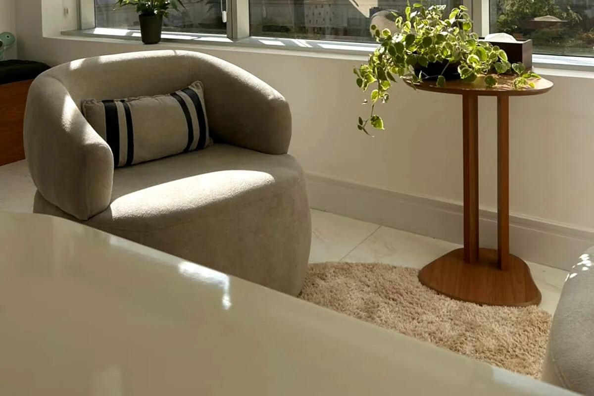 Ambiente acolhedor da ELUS Psicologia com luz natural