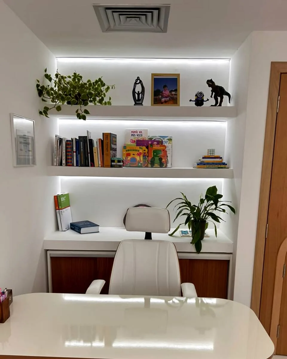Consultório da ELUS Psicologia com mesa e estante preparado para avaliação neuropsicológica