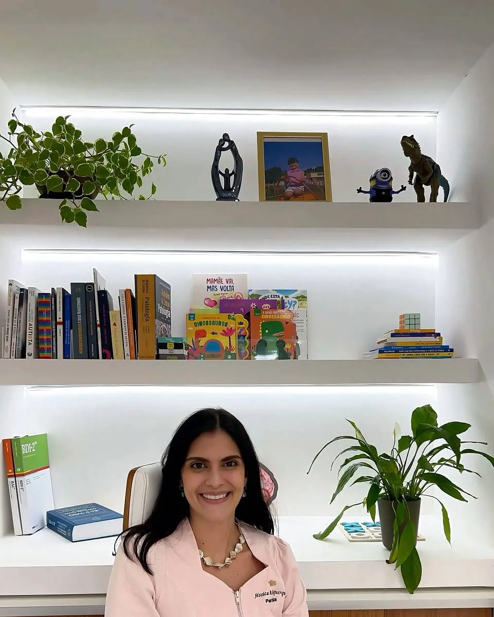 Jéssica Albuquerque Vasconcelos no consultório da ELUS Psicologia